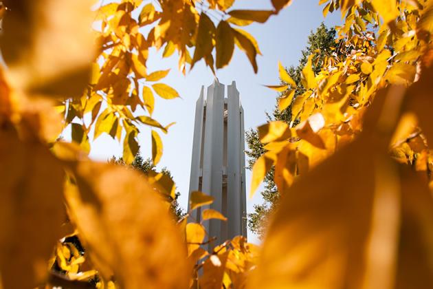纪念钟楼矗立在西北校区的中央，不仅是纪念战争老兵，也是纪念已故的十博体育链接和员工.